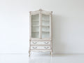Vitrina de madera manufacturada 100x42x190 cm - Blanco envejecido - Diseño clásico con 2 puertas de vidrio y 2 cajones